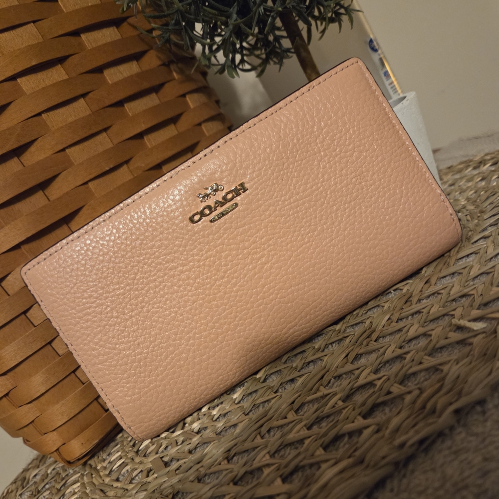 EUC Coach Peach 🍑  Leather Wallet